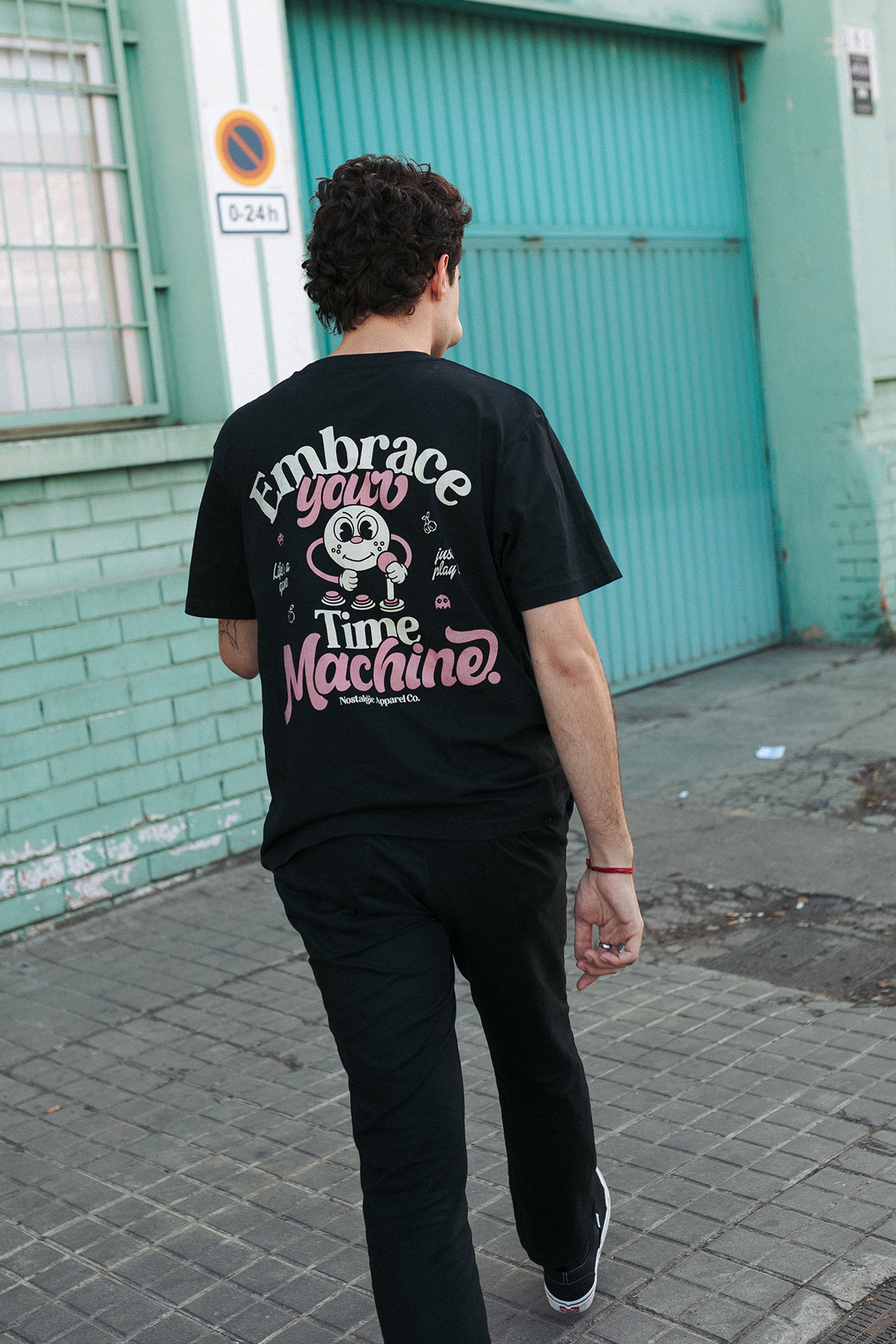 Embrace Your Time Machine | Camiseta Negra