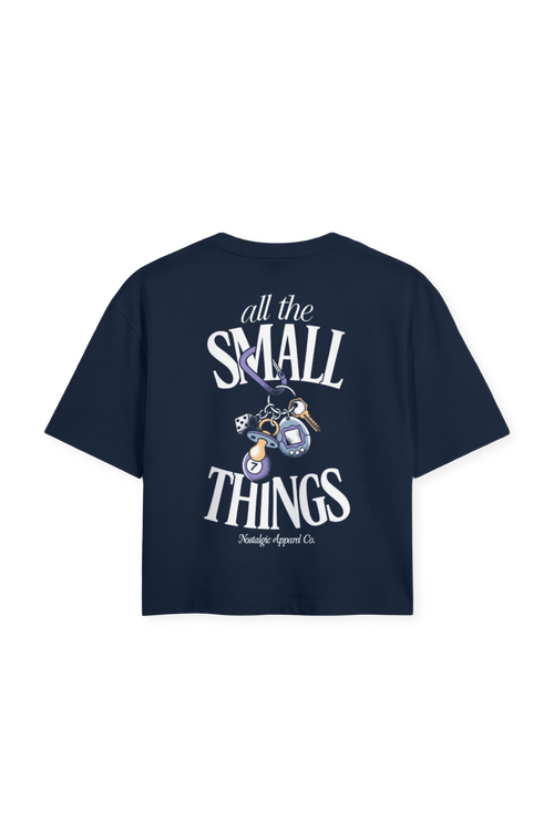 Camiseta corta azul marino con estampado blanco de texto y llavero retro en la espalda