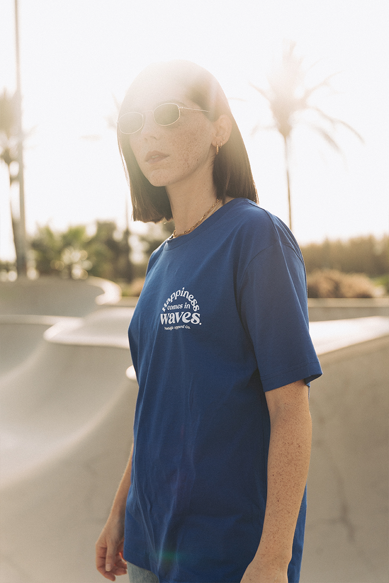Happiness comes in waves | Camiseta Blue